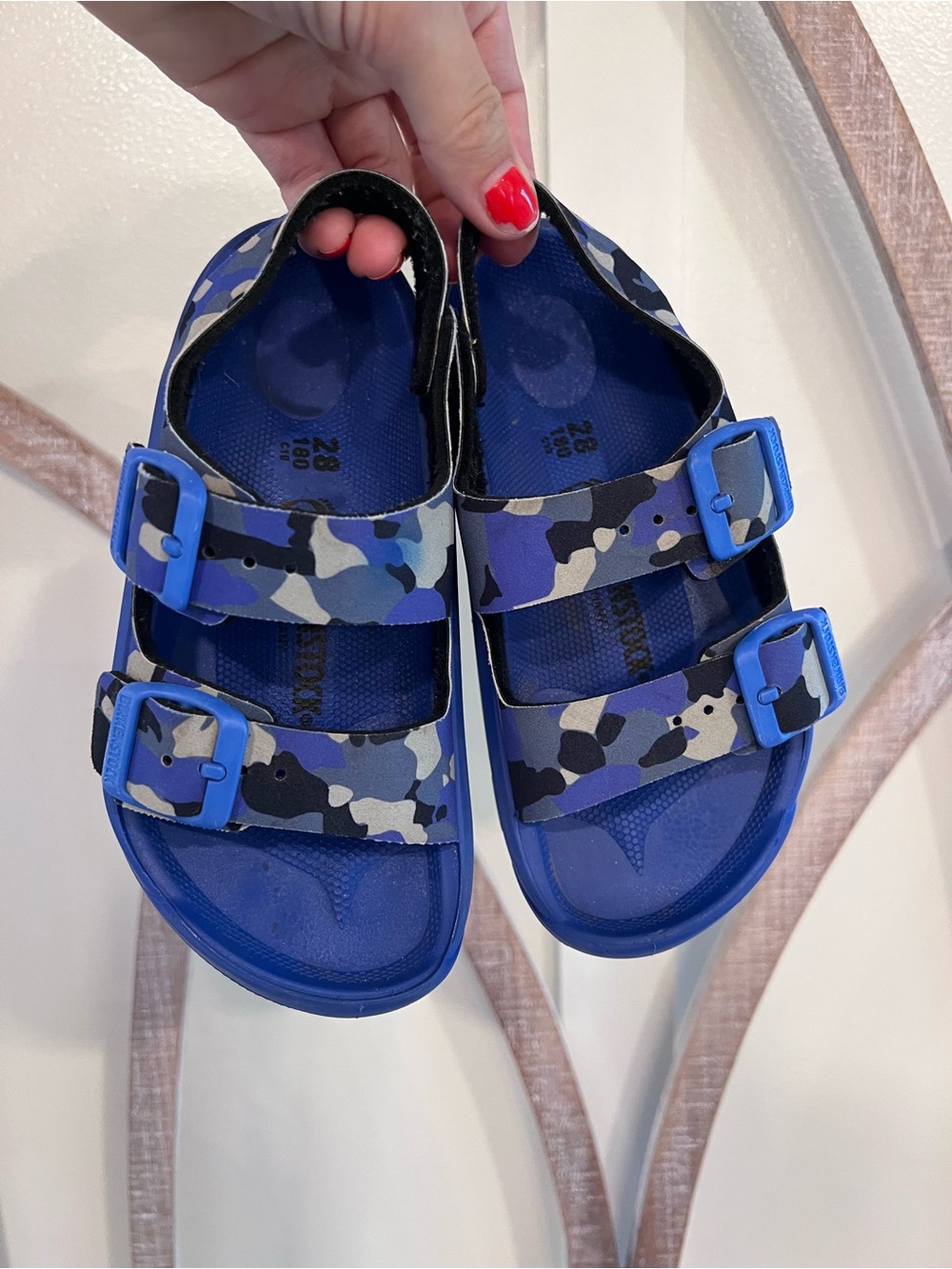 EUC BIRKENSTOCK MOGAMI
Kids' Ultra Blue Camo Sandals size 11 Boys - Picture 2 of 4